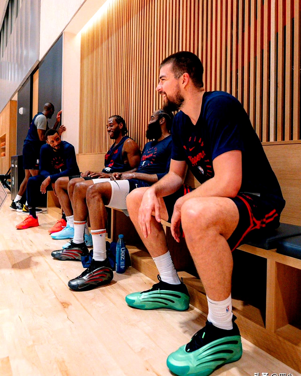 包含本菲卡发布备战花絮，窗口期完成体检，德甲任务艰巨，资深球员宣示担当的词条