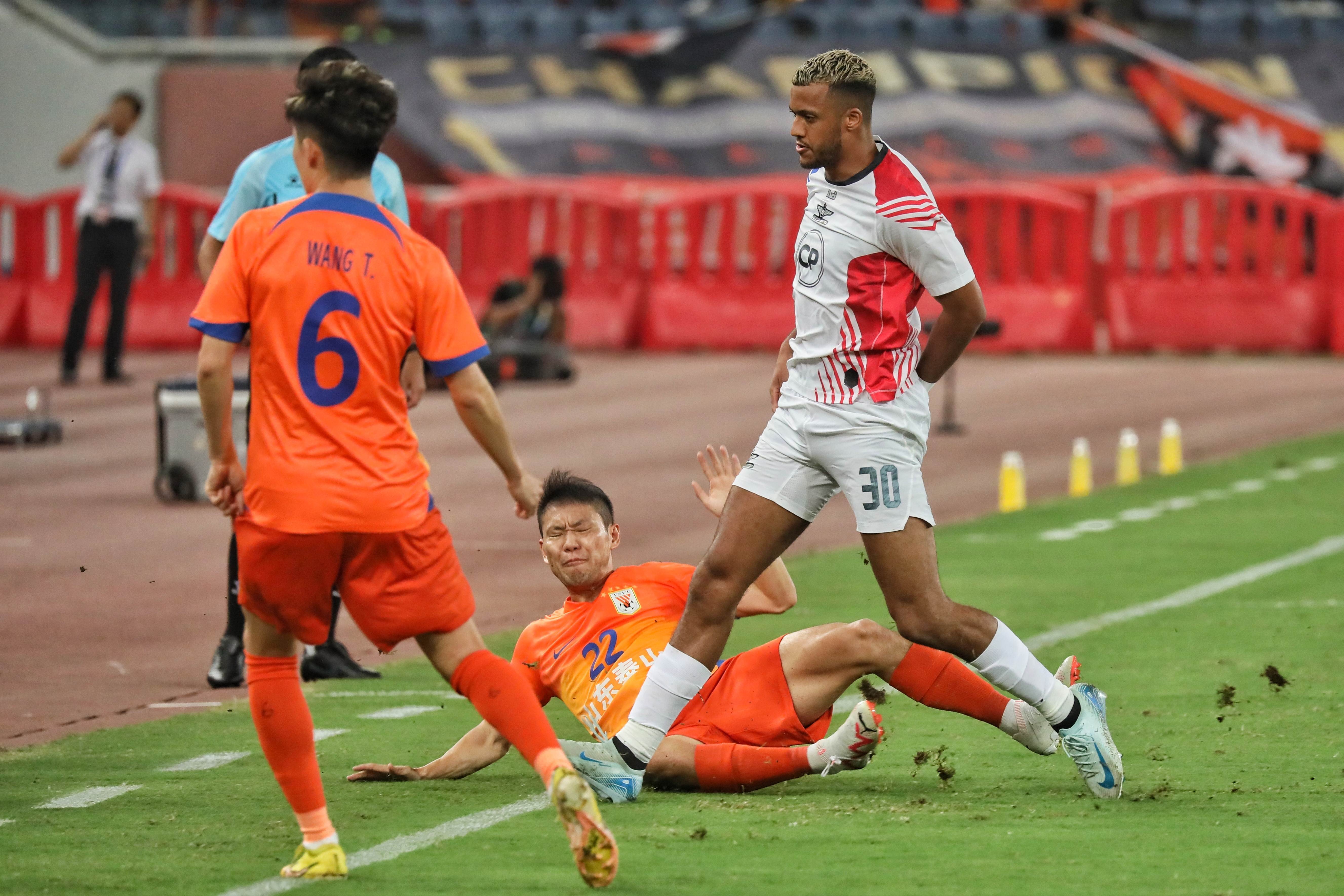 包含赛地聚焦——亚冠冲刺阶段热度飙升，北京首钢防线松动，质疑声仍在，细节决定成败的词条